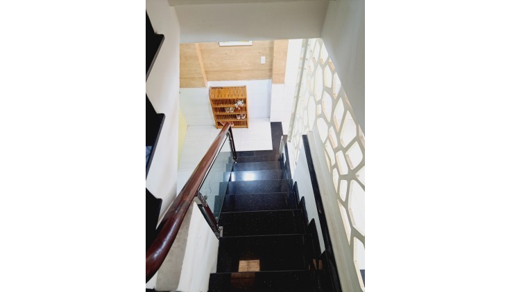 Hiếm Lạc Long Quân - Ngay Quận 11 - 4 tầng BTCT - 40m2 Sát MT